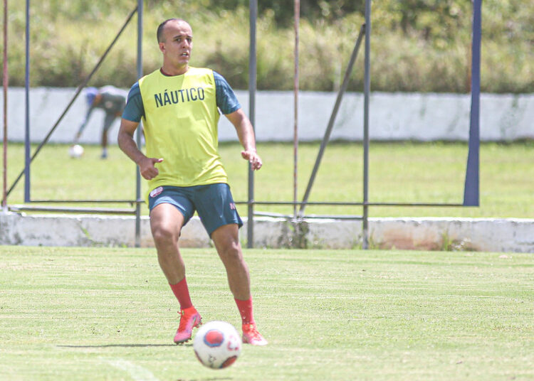 Náutico: veja as opções para as ausências de Denílson e Matheus Carvalho