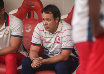 Náutico: “Coloca a cara a tapa”, diz Dado em defesa de Mateus Cocão após cometer pênalti contra o CRB