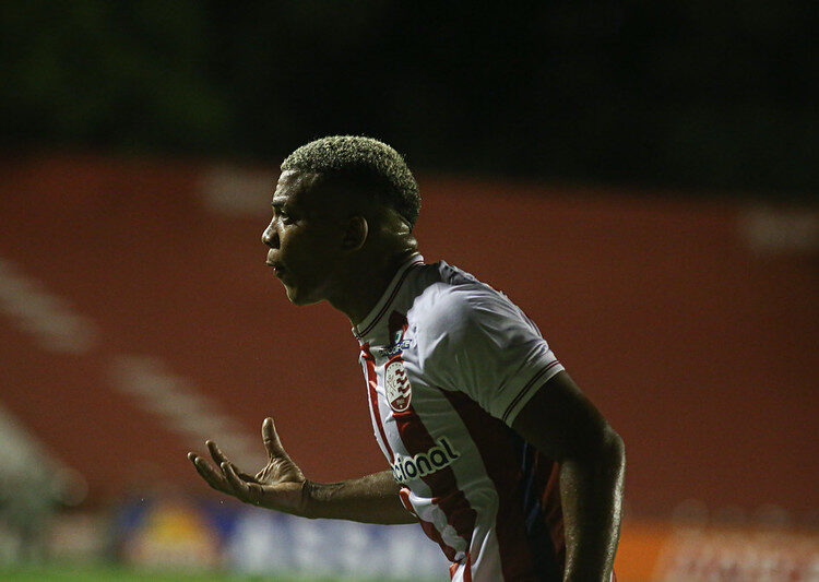 Júlio é elogiado pelo treinador por função tática no Náutico