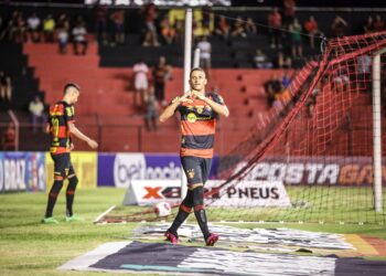 Sport goleia e amplia liderança; Santa Cruz empata de novo