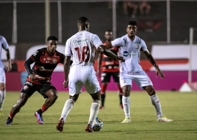 Náutico vira para cima do Vitória, 3×2, no Barradão