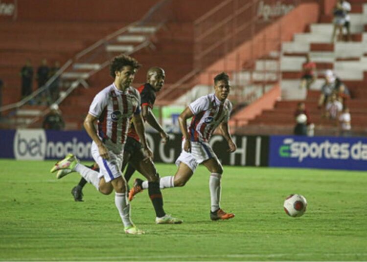 Victor Ferraz marca nos acréscimos e Náutico empata com o Sport; veja gols