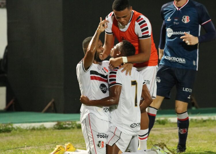 Lucas Silva desencanta e Santa Cruz vence o Atlético (BA); veja os gols