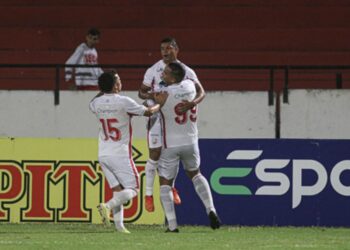 Náutico goleia Íbis no Arruda e assume segundo lugar