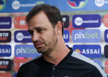 Felipe Conceição ressalta boa impressão sobre elenco do Santa Cruz