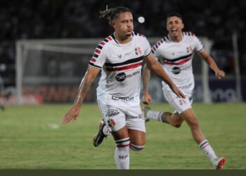 Com dois gols de Gedoz, Santa Cruz bate Sampaio no Arruda