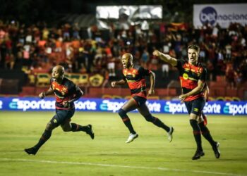 Gramado da Ilha do Retiro vira uma piscina e Sport x ABC é suspenso no segundo tempo