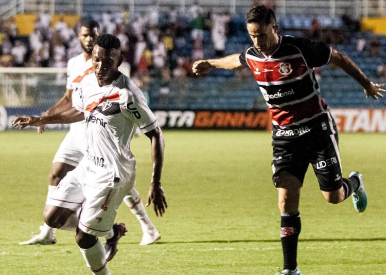 Santa Cruz sai na frente e sofre a virada contra o Ferroviário na Copa do Nordeste