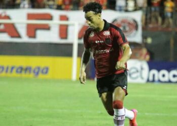 Náutico encaminha contratação do lateral esquerdo Rennan Siqueira