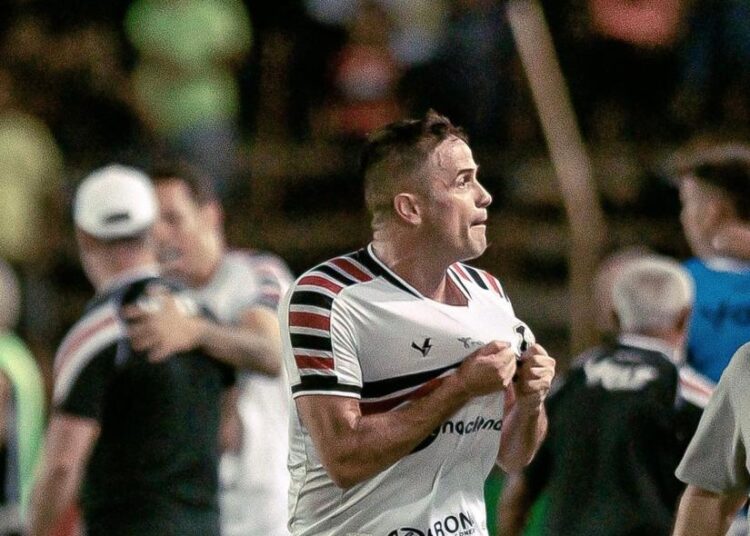 Pipico empata aos 49 do 2º tempo e classifica Santa Cruz na Copa do Brasil
