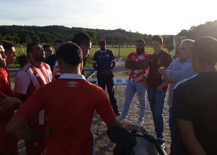 Membros da organizada do Náutico cobram direção no CT após eliminação na Copa do Brasil