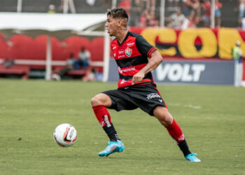 Náutico anuncia contratação do meia Eduardo; Kayon tem contrato renovado