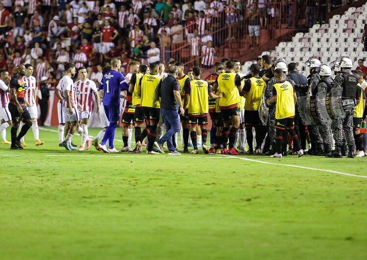 Náutico será julgado pelo STJD por objetos atirados em campo contra o Sport