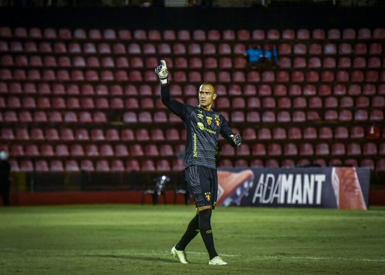 Renan agradece aplausos da torcida do Sport após conquista do título estadual