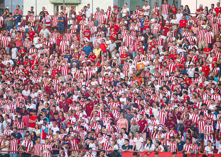 Náutico é multado por objetos atirados em campo pela torcida no clássico contra o Sport