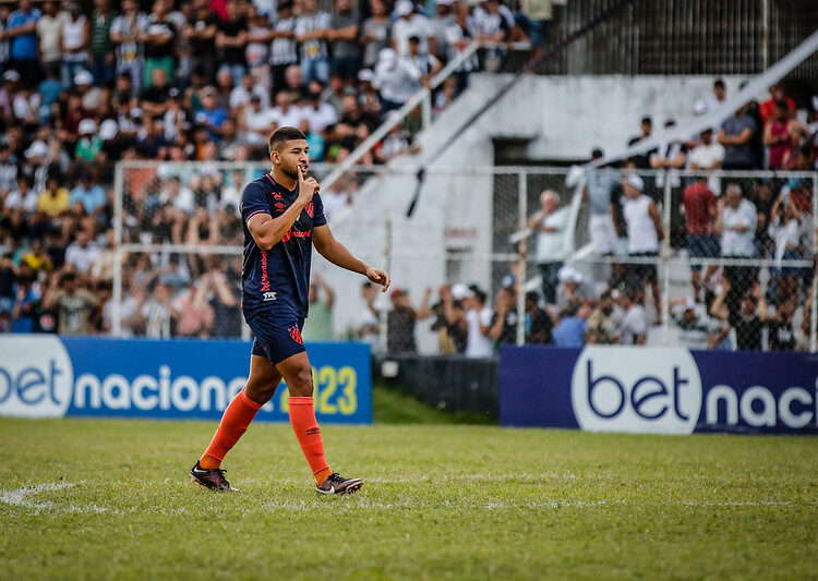Renzo celebra primeiro gol como profissional e ressalta busca por espaço no Sport