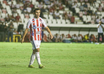 “É importante para o grupo e o clube”, diz Kayon sobre disputa com Alisson Santos na ponta direita do Náutico