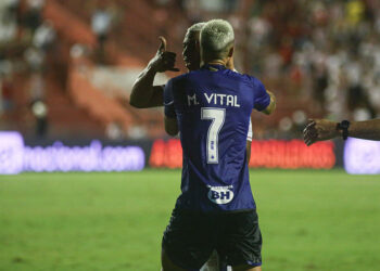 Júlio, do Náutico, pede para trocar camisa com Matheus Vital, recebe negativa e xinga o meia do Cruzeiro; confira