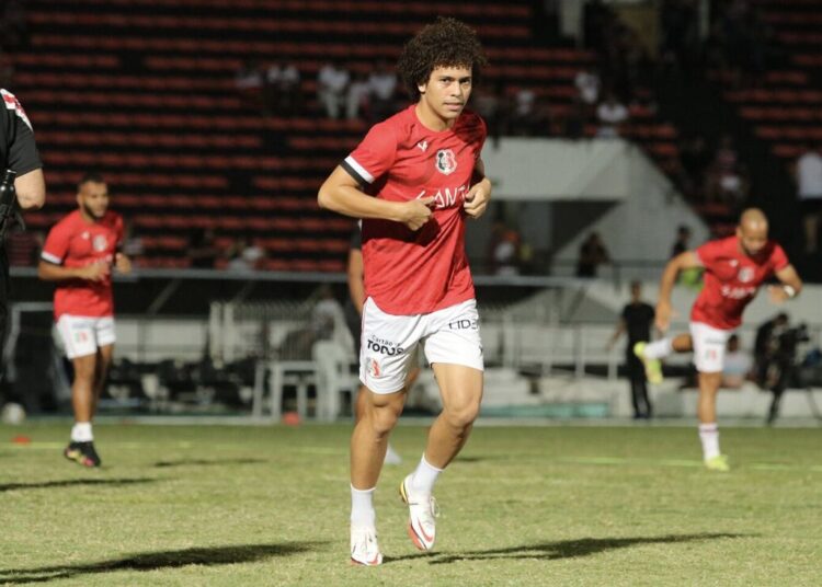 Treinando em uma nova função, Anderson Paulista assume a titularidade durante a intertemporada do Santa Cruz