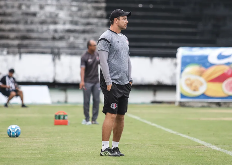 Santa Cruz: Felipe Conceição elogia atuação dos reforços e prega cautela sobre contratações