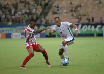 Náutico leva virada e perde do Manaus na estreia na Série C