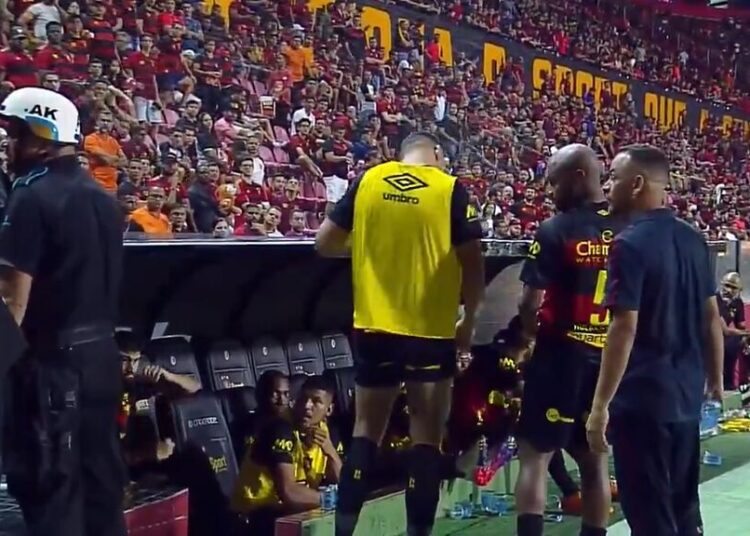 Copo lançado por torcedor do Sport que atingiu o zagueiro Chico é relatado em súmula