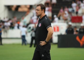 Felipe Conceição exalta a torcida do Santa Cruz após vitória: “Com a torcida vai ser mais fácil o caminho”