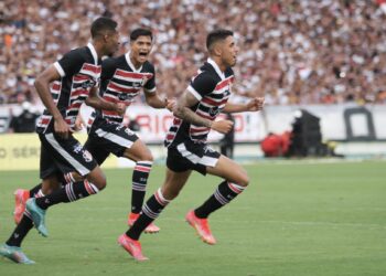 Diante de 30 mil torcedores, Santa Cruz vence Campinense no Arruda