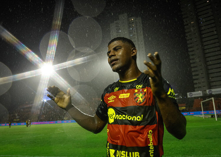 Sport anuncia renovação de contrato de Fábio Matheus