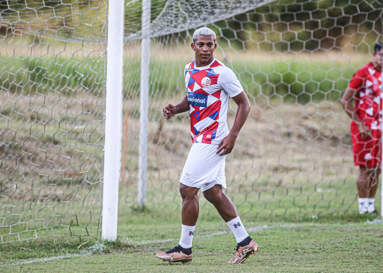 Júlio será multado pelo Náutico após atraso em embarque para Aracaju