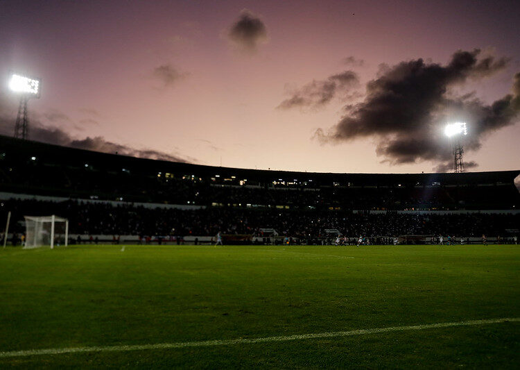 Torcedora do Santa Cruz é atingida por pedra após partida contra o Pacajus
