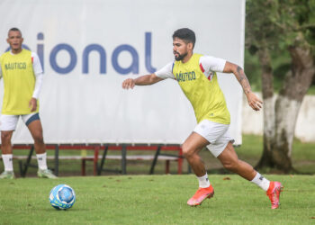 Bryan participa de coletivo no CT do Náutico atuando na ponta direita, e pode estar entre os relacionados na próxima partida