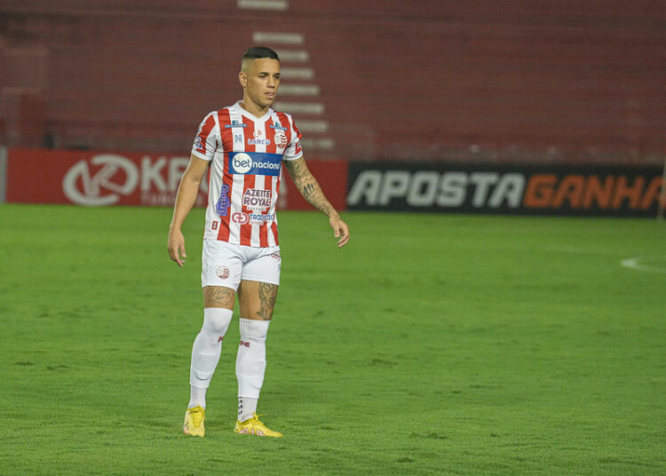 Náutico confirma fratura de três vértebras na coluna do lateral Diego Matos