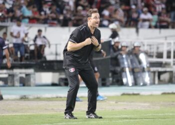 Treinador do Santa Cruz pede união visando o acesso, após protestos contra o presidente em jogo contra o Sousa/PB