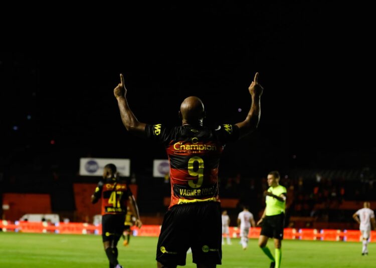 Em jogo duro, Sport vence Vila Nova e volta ao G4