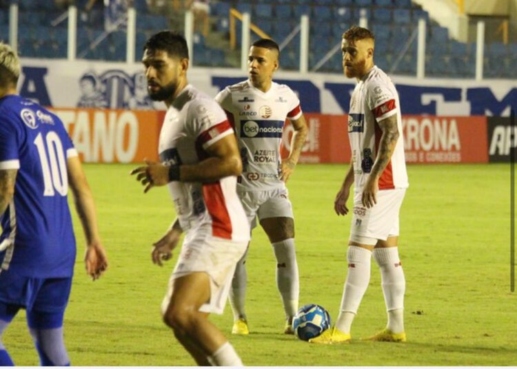 Náutico abre dois gols de vantagem, mas cede empate ao Confiança