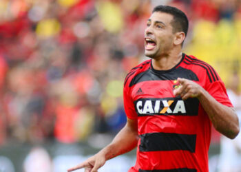 Com mensagem em aeroporto, torcida do Sport vive expectativa por chegada de Diego Souza