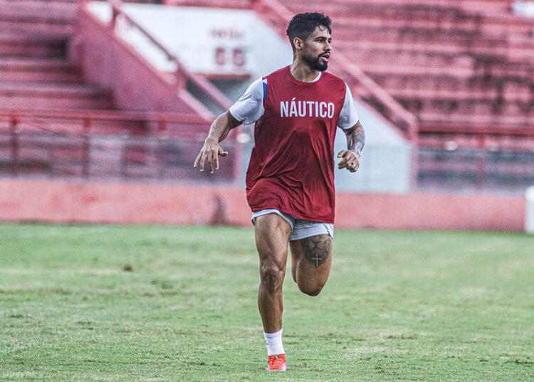 Náutico: Bryan sofre lesão no adutor da perna e vira dúvida para a partida contra o CSA