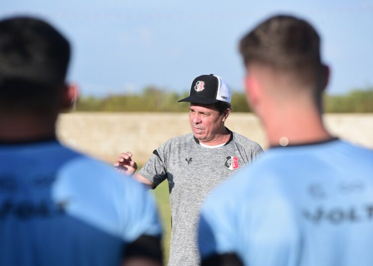 Evaristo Piza esboça equipe do Santa Cruz com mudanças visando a partida contra o Iguatu