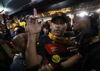 Com multidão e recepção calorosa, Diego Souza chega ao Recife para defender o Sport