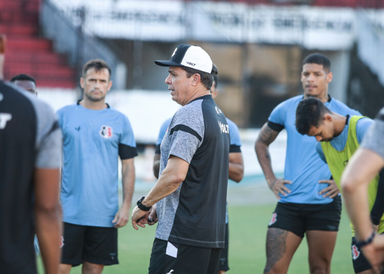 Santa Cruz: Em primeiro treino, Evaristo Piza esboça equipe titular com mudanças