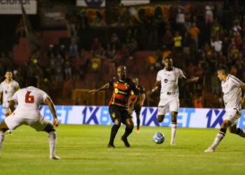 Sport perde do Vitória e deixa o G4 da Série B