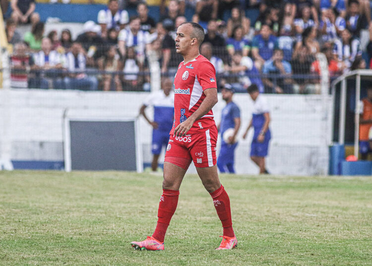 Náutico: Matheus Carvalho pede desculpas em rede social após curtir postagem com crítica ao treinador