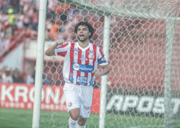 Chapecoense busca a contratação de Victor Ferraz, lateral direito do Náutico