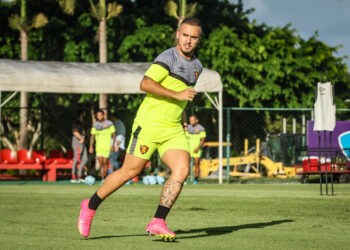 João Peglow revela ansiedade em atuar na Ilha do Retiro e analisa início no Sport: “Estou longe do que posso dar”