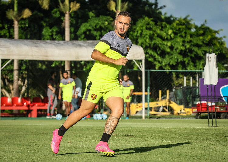 João Peglow revela ansiedade em atuar na Ilha do Retiro e analisa início no Sport: “Estou longe do que posso dar”