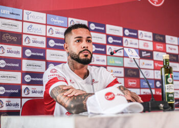 “Vim pensando no acesso e no título”, diz Maxwell em apresentação no Náutico