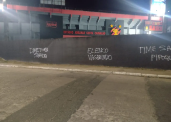 Sport: Muro da Ilha do Retiro é pichado com protestos após resultados ruins