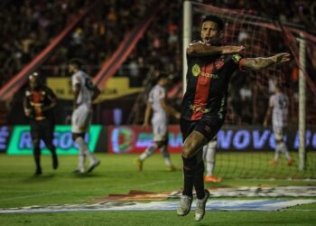 Com a bênção de Ariano Suassuna, Sport assume a liderança da Série B