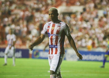 Náutico anuncia venda de 50% dos direitos econômicos de Júlio ao Maringá